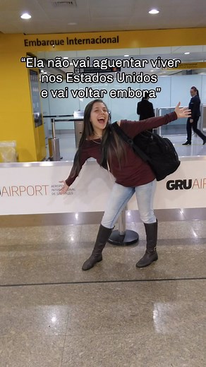 Hanna Aoqui | Vida nos EUA on Instagram: "Eu vim para os Estados Unidos quando tinha 17 anos, vim realmente só pra passear, mas acabei amando e decidi ficar de vez. Com essa escolha, claro, que vieram também os comentários: você não vai aguentar; você vai voltar embora pro Brasil; você é muito patricinha pra esse tipo de vida… Eu simplesmente ignorei e continuei lutando e correndo atrás dos meus sonhos. Hoje tenho mais de 7 anos de Estados Unidos, com altos e baixos, momentos bons e ruins, muita