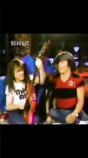 ACDC's Angus Young Attempts To Play Van Halen's Solo 😮#edit #acdc #vanhalen