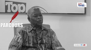 À 80 ans, l’artiste-musicien Sam Mangwana se raconte dans #PARCOURS ce vendredi 25 Juillet 2025 sur Top Congo FM. Des anecdotes sur son enfance, ses rencontres et collaborations avec le seigneur Rochereau Tabu Ley, le docteur Nico Kasanda, le grand maître Franco Luambo Makiadi ou encore Jeannot Bombenga, son périple africain qui l’a amené dans plusieurs pays d’Afrique centrale et de l’Ouest, Sam Mangwana est l’une des voix qui ont porté la musique africaine dans sa diversité. Il a chanté dans pl