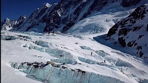 Picos y nieve en polvo: una vista aérea de las pistas de esquí franco-austriacas, parte 1