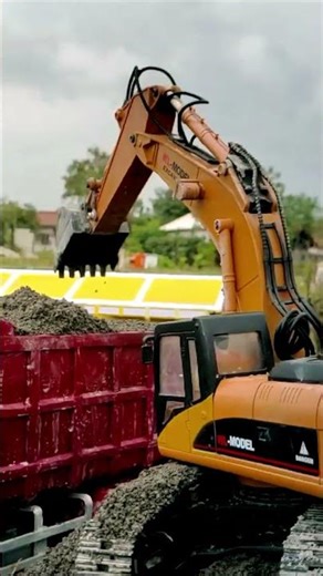 ASMR Miniature Construction! 1:14 Scale Dump Truck Hauling Sand #shorts