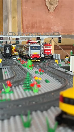 🚂 Treni, treni, treni… A @sangiorgiocsebrickexpo il fascino dei binari LEGO® ci riporta bambini… #lego #legotrain #legotrains | Il Mastro Costruttore