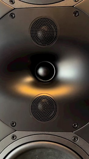 Admiring the @perlisten_audio R5m with its unique DPC-array, proprietary HPF pulp drivers and that beautiful piano gloss, bottom ported cabinet! What do you guys think? #soundup #perlisten #audio #thx #hifi #audiophiles #stereo #sound #music #hometheater #gaming #speakers #shiny @fidelityimportsusa