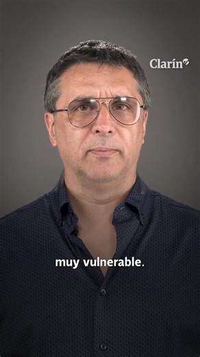 RECIEN: INTERNET SE CAYÓ EN TODO EL MUNDO: ¿QUÉ FUE LO QUE REALMENTE PASÓ? Hoy internet “se apagó” a nivel global. No fue tu wifi: fue una caída masiva de Cloudflare, la empresa que gestiona casi el 20% del tráfico mundial.El resultado: redes sociales como X, servicios como ChatGPT y múltiples plataformas quedaron fuera de servicio durante varios minutos. En este video te explico qué pasó, por qué una “explosión de tráfico inusual” colapsó parte de la red, cómo el mantenimiento simultáneo agravó