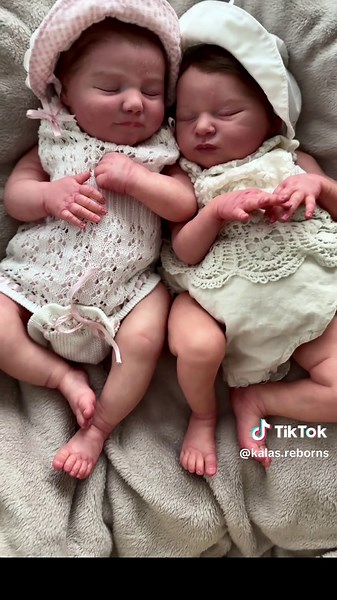 ✨ Two precious little ones are almost ready to be reborn! ✨ Meet June Sleeping (Realborn by Bountiful Baby) and Laura (by the talented @TheBonnieBrownCollection ) 💕 Both babies are being lovingly painted with BC Heat Set Paints to achieve ultra-realistic skin tones, depth, and delicate newborn details. Their rebirth is just around the corner… stay tuned! 🤍🖌️ #RebornBaby #RebornDoll #RebornCommunity #RebornCollector #RebornMom #RebornArt #RebornArtist #RebornBabies #RebornLove #RebornAddict #B