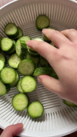 How to make a refreshing smashed cucumber salad