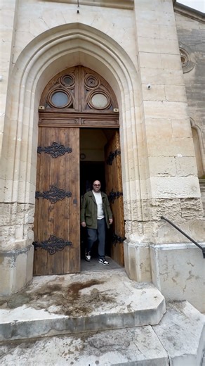 SAINT-NAZAIRE-DE-PÉZAN 📍 Maison de ville située au cœur du village, à l’abri des regards, offrant tout le confort d’un bien construit en 1997. • Pièce de vie au rez-de-chaussée • Cuisine indépendante • 3 chambres réparties sur les deux niveaux supérieurs • Terrasse intimiste • Stationnement 🏡 80 m² 🛋️ 4 pièces 🛏️ 3 chambres 🔑 199 000 € 📞 04 67 65 59 53 📩 calvetimmobilier34@gmail.com Retrouvez ce bien sur notre site internet : [https://www.calvet-immobilier.fr/fiches/4-40-26_59437064/maiso