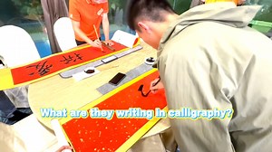 Look at these young calligraphers—what a heartwarming scene as they present their works to the Fujianese elders in Singapore. #Fujian #Singapore #WorldJinjiangYouthAssociation | Hola Fujian