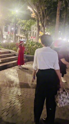 Đêm Noel ngẫu hứng cùng các bà già Noel tại Hồ Gươm. Giữa tiếng cười và vũ điệu, tôi học lại cách… vui như một đứa trẻ🎄 #Noel #giángsinhanlành🎅🎄 #HồGươm