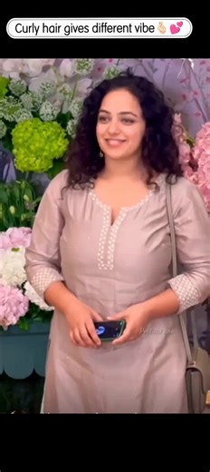 అందమైన ఉంగరాల జుట్టు....