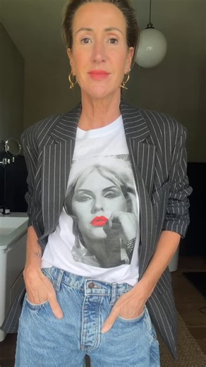 Helen Nuttall on Instagram: "W e a r a b l e A R T Another great T shirt from @ginagpotter & @stephenpotter15 These T Shirts make elevating a super simple outfit easy. A statement without being too shouty 😊 The pop of red on the lipstick 💄 perfection 👌🏼 I absolutely loved @blondieofficial back in the day and the music and vibe 💯 stands the test of time. My earliest memories of discos and parties are wrapped up here in this tune 🎵 Totally fantastic.