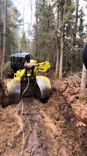 Effectivement, on est dans marde😂😅 #bois#forest#garette#debusqueuse#johndeere#timberjack#bulldozer#case850dozer#teteaclaque