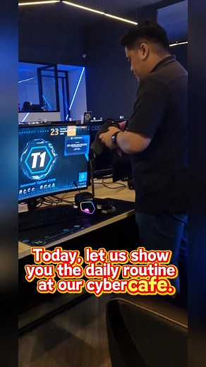Some people leave the table looking like a boss fight just ended 🤣 But no problem—our T1 team rushes in: Wipe keyboard ✔️ Wipe headset ✔️ Wipe mousepad ✔️ Wipe chair ✔️ Everything reset so the next gamer can jump straight into action! 🔥 #T1InternetCyberCafe #WeCleanFasterThanYouRespawn #GamerLifestyle #cybercafekuching | T1 Internet Cyber Cafe