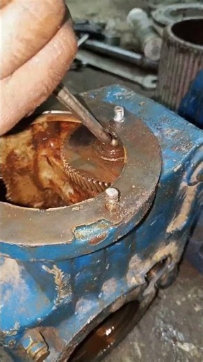 How to remove helical gear box sprocket #manualwork #gearbox