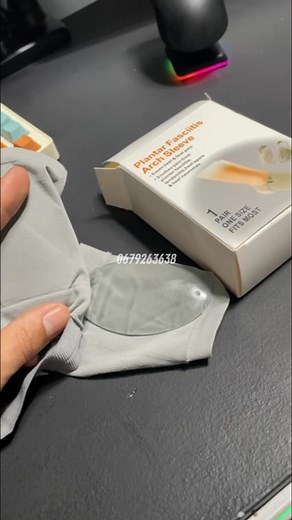 👣 Douleurs au talon ou à la voûte plantaire ? Découvrez la Chaussette de Compression Plantaire 360° 💪 Son coussinet anti-choc intégré soulage instantanément la pression et améliore ton confort à chaque pas ! Respirante, fine et invisible dans les chaussures 👟 – idéale pour le sport, le travail ou la maison. 💥 Dites adieu à la fasciite plantaire et retrouvez le plaisir de marcher sans douleur ! https://24hemza.shop/products/chaussette-de-compression-plantaire-3600 | ANA9A