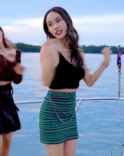 Jestinna Kuan on Instagram: "[LOVESICK GIRLS by BLACKPINK] 好久没拍dance cover了！这次能和碰姐 @jeii_pong 一起在船上跳 开心又挑战性啊🤣 当天练了 马上就拍！风很大 地方有限 光线一直在变 真的是辛苦 @gastonpong 了😭♥️ 希望大家会喜欢！ #jestinnadancecovers #kpopdancecover #lovesickgirls"