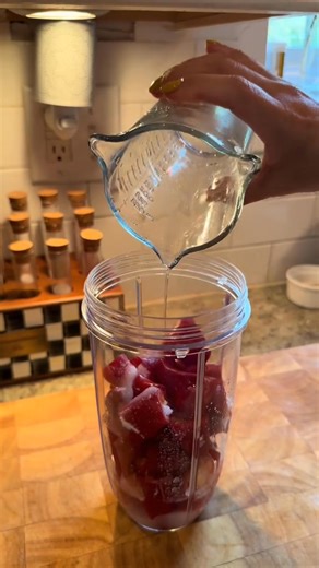 Salsa Sriracha 🌶️!!! 🥵 Ingredientes 10-12 jalapeños rojos 6 ajos 1 cda sal 2 cdas azúcar 1/4 taza agua - licuar todo y dejar fermentar 7 días en un frasco de vidrio (esterilizado) con tapa. Notarán burbujas y un olor ácido. - Calentan a punto de hervir agregando 1/4 taza vinagre blanco. - Colar y embotellar. - Mantener en refrigeración. Dura de 2-3 meses. | Cheff Monicaa7