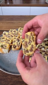 🔥 Sočna mesna pita koja se topi u ustima 👉 Idealna za ručak, zamrzavanje i brze dane 💾 Sačuvaj recept & podeli sa nekim ko obožava domaće pite 🥧 Recept za sočnu pitu sa mlevenim mesom 📝 Sastojci: 700 g mlevenog mesa praziluk / mladi luk / crni luk (po izboru) 6 jaja 400 g pavlake 100 g ulja 16 kora za pitu susam so, biber, peršun (ili začini po želji) 🥣 Priprema fila sa mesom: Na malo ulja prodinstaj luk ili praziluk. Dodaj mleveno meso, posoli, pobiberi i dodaj začine po ukusu. Dinstaj do