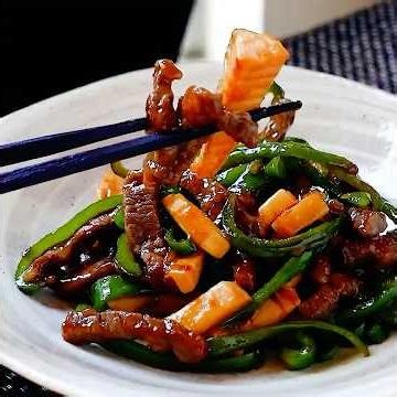 White rice is a must! Here's how to make beef and green pepper stir-fry! Tender beef, crisp and d...