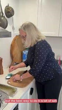 How to make fresh garlic paste with Lyndey's Kitchen