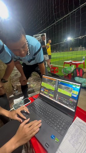 11K views · 98 reactions | Chỉ vì Cường Kaku thôi mà anh em trọng tài coi đi coi lại pha té như múa xiếc 藍 Có lẽ VAR cũng phải xin nghỉ 5 phút để cười ⚽️ | PHỦI football | Facebook