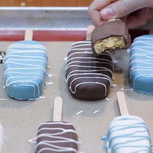 2.2K views · 144 reactions | Find the FULL written recipe here: https://www.inthekitchenwithmatt.com/cakesicles Learn how to make cakesicles at home. This homemade cakesicle recipe is easy to make and they taste amazing. They make great gifts for family and friends. #cakesicles #cakepops | In The Kitchen With Matt | Facebook