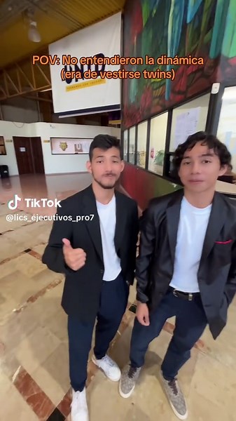 Desliz divertido en la dinámica de vestirse