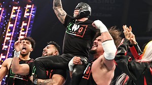 1.2M views · 3.3K reactions | Rey Mysterio torna per aiutare Carlito, impegnato in un'intensissima Street Fight contro Santos Escobar!  WWE SmackDown | WWE Italia | Facebook