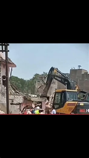 DUNIYA MEIN PAHLI BAR KOI NETA NE APNE GARIB BULLDOZER CHALA LIYA #shorts