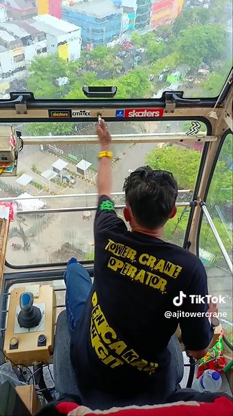 Kisah Seru Operator Crane di Tengah Hujan Lebat
