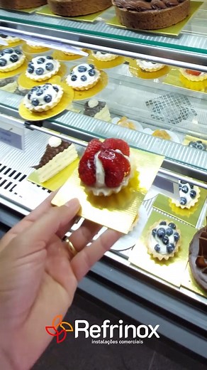 A vitrine de tortas da Refrinox surpreende com a combinação perfeita entre design sofisticado e eficiência na conservação dos produtos. Vem para a Refrinox! | Refrinox Instalações Comerciais
