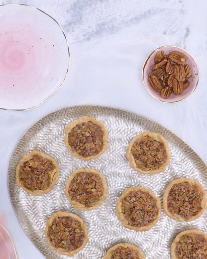 193K views · 672 reactions | All the flavors of chocolate-pecan pie, wrapped up in adorable single-serve desserts. No slicing—or sharing—required. Get the recipe: https://bit.ly/2J8R0Jg | Southern Living | Facebook