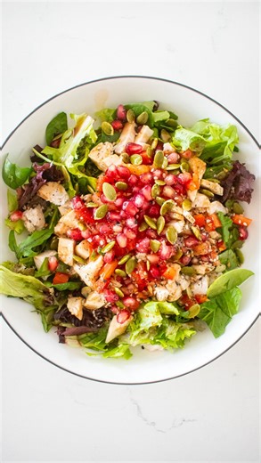 If you’re getting pomegranates in your farm box this week, save this tutorial for quick and easy cutting! Add pomegranates into salads, on top of bagels with cream cheese, or use in smoothies ❤️ I’ve been making this salad all week, recipe👇🏼 Mixed greens Chicken breast Red pepper Pomegranates Dill pickles Pumpkin seeds Every bagel seasoning EVOO Balsamic vinegar #pomegranate #kitchentips #salad #saladrecipe | Mimi's Organic Eats