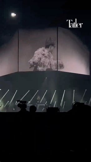 Tatler Taiwan on Instagram: "｜Tatler Entertainment｜GD 回來了！👑✨ 韓流天王 G-Dragon @xxxibgdrgn 大巨蛋演唱會day1 正式開唱！今年第二度來台，演出依然氣場全開，途中也預告：「明天不一定是最後一次見面！」 期待GD有機會加場呀！ 📷 #EugeniaYang 🖋 #HouChou🍞 #WeloveGD @xxxibgdrgn #GDWORLDTOURÜbermensch #Bigbang #GDRAGON #GD #Übermensch #위버맨쉬 #GDRAGON2025 #GDWORLDTOUR2025 #지드래곤 @8lo8lo8lowme #權志龍 #bigbangGD #권지용 追蹤Tatler Taiwan的Instagram：@tatlertaiwan"