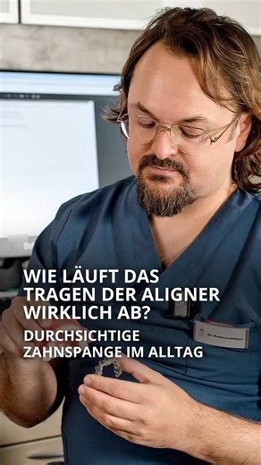 🙌 Im neuen Video aus unserer Praxis in Klagenfurt erklären wir dir, wie sich die durchsichtige Zahnspange – auch Aligner genannt – im Alltag anfühlt. Einmal wöchentlich tauscht du das Schienenpaar. Wichtig ist jedoch, die Schienen mindestens 22 Stunden pro Tag zu tragen, damit sich die Zähne kontrolliert und Schritt für Schritt bewegen können. Zum Essen oder Zähneputzen kannst du die Aligner einfach herausnehmen. Beim Tragen selbst kann ein leichtes Ziehen auftreten, das durch die geplante Bewe