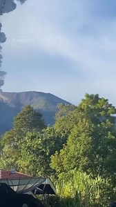 6.2K views · 99 reactions | El volcán Merapi, ubicado en Sumatra Occidental, Indonesia, registró este miércoles una nueva erupción, lanzando una alta columna de gases y cenizas que alcanzó los 1,600 metros por encima del cráter, generando alerta en la región. | Canal 10 | Facebook