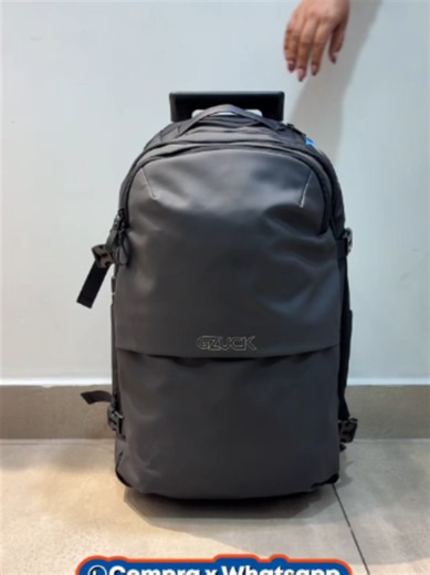 🎒 ¿Mochila o maleta? ¡Tú eliges cómo llevarla!🔥 El modelo Oute combina practicidad y estilo en un solo diseño con sus 32 L de capacidad. Su estructura con ruedas te permite transportarla cómodamente y su material impermeable ayuda a proteger tus cosas frente a la humedad. 💦 Además de su dispositivo de seguridad con clave, porta termo con cierre y ruedas para un mejor transporte lo hace perfecta para el cole, la universidad, el trabajo o para esos días en los que necesitas llevarlo todo contig