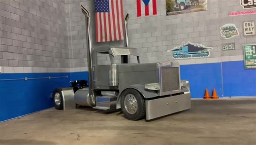 California Style Project Take a look at this unit; it would be a great help if you left a like and a comment to keep sharing this passion that so many of us enjoy. @Carlos Pagan #peterbilt389 #custommade #californiastyle #RC #controlremote