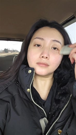 Who's guilty of not using sunscreen during the winter? UV rays are present all year round, so don't neglect your sunscreen!! This sunstick offers broad-spectrum protection with SPF50 PA and natural ingredients and waterproof formula.. I love The 5.7cm-wide design is curved for easy seamless application, making the chemical sunscreen stick perfect for on-the-go use with its curved design, message me if you are interest the product. Was on the road and munching on snacks so dont mind the crumbs 🤭