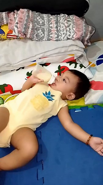 Simple baby activity.💛 Just use sticky notes for early stage, takes a few seconds to setup and then let your little one start to explore ☺️. They'll build core strength, encourages fine motor skills, hand-eye coordination, independence and improves grasping skills. #babyactivities #babymilestone #monthlymilestone #9monthsold #finemotorskillsactivity #handeyecoordination #babylove #walkingat9months #playathome #playtolearn #montessori #sensoryplay #kidsplay #earlylearning #babylearning