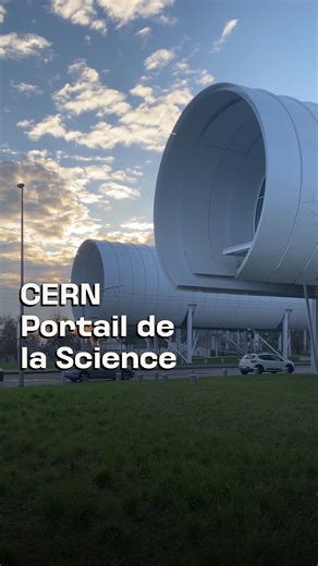 ⚛️ Les origines de la matière au Portail de la Science Ce nouveau bâtiment au CERN (Organisation européenne pour la recherche nucléaire), conçu par Renzo Piano, rappelle l'accélérateur de particules (LHC) avec ses tubes suspendus. 🌌 ⚗️ Le Portail de la Science est bien plus qu'un musée. C'est une immersion dans la recherche de pointe ! Il comprend cinq espaces différents qui accueillent des expositions, des expériences interactives, un amphithéâtre où sont projetés des films, tous reliés par un