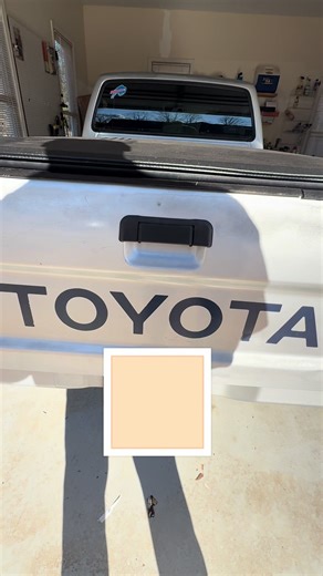 Tailgate hard to open? This quick fix will solve the problem. The latches on my tailgate weren’t retracting fully so I had to yank my tailgate open. Now that I have a bedcover, I wanted to fix this so it won’t break my latch, locking me out of my bed. #22re #toyotapickup #quickfix #tailgate