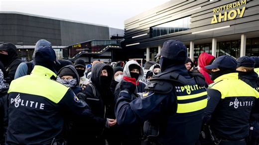 Zeker negen aanhoudingen bij onrustig protest tegen wapenbeurs in Rotterdam