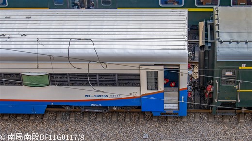 K9667次（兰州——敦煌）车底带兰局原色WX25T999335出库与T6607次（甘谷——兰州）通向竞速进入兰州站