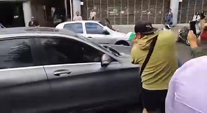 🚨 ULTIMA HORA 🚨 Lady Racista sale de su audiencia por discriminación tras insultar a un policía en la Condesa. Al salir, fue increpada por la gente. Le arrojaron agua, le gritaron, perdió su bolsa, que más tarde fue recuperada por un oficial. | Anonymous Azteca Mx