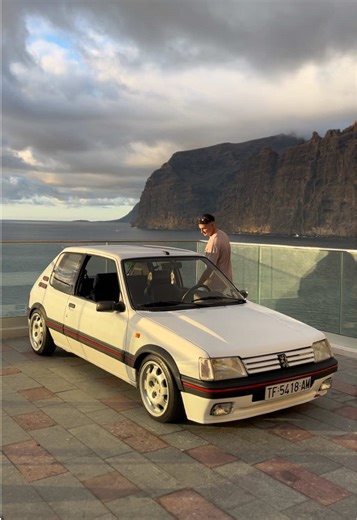 Peugeot 205: Atardecer Perfecto para Racing
