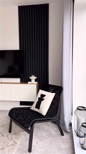 I LOVE… the colour black. What’s your go to colour in your home? Black is such an easy neutral colour to style other colours around… I’ve just chosen to not have and other ‘colours’. Are you a fan or no? #blackinteriors #blackdecor #interiordesign #interiors #decorcolors #homeinspo