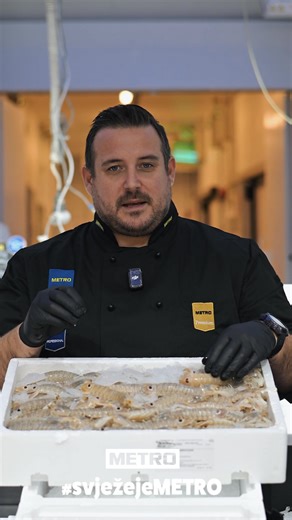 Danas se nalazimo na METRO ribarnici gdje je s nama chef Stipan Iličić iz zagrebačkog restorana Balon. Stipan nam danas otkriva najzanimljiviju ponudu METRO ribarnice, a to je svježa kanoća. Kanoća je cijenjena jadranska riba čvrstog i sočnog mesa, blagog ali punog okusa. Zahvaljujući svojoj strukturi, idealna je za pečenje na grilu ili pripremu u pećnici, a jednako dobro podnosi i jednostavne mediteranske recepte. Pravi je izbor za restorane koji žele ponuditi autentičan okus Jadrana uz maksima