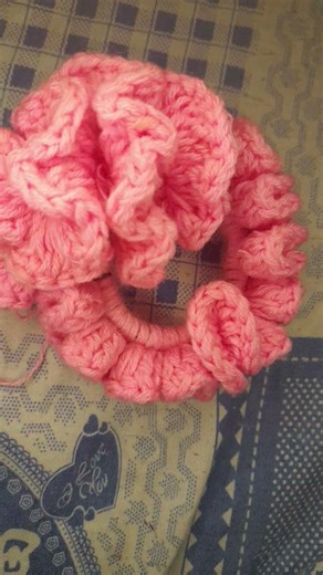 Transforming a rubber band into a cute scrunchie🥰🥰#crochetscrunchie#trending fashion