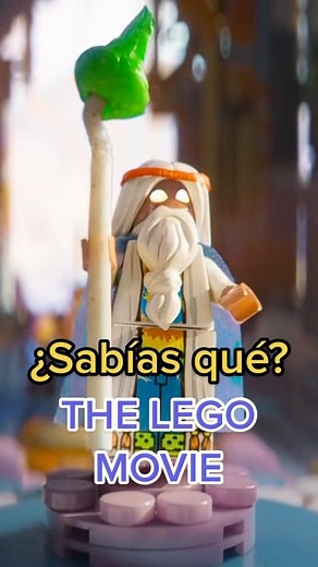 ¿Sabías qué? En THE LEGO MOVIE… Vitruvius dice: "Tendrás que escribírmelo porque no voy a recordar nada. Pero vamos allá.". Esta frase realmente la dijo el actor que le dobla en versión original, Morgan Freeman. El cual acabó frustrado, ya que los guionistas cambiaban repetidamente sus líneas. Los directores, haciendo una broma, terminaron añadiendo la frase a la película. Película: The Lego Movie (2014) dir. Phil Lord, Chris Miller #lalegopelicula #lagranaventuralego #thelegomovie #morganfreema